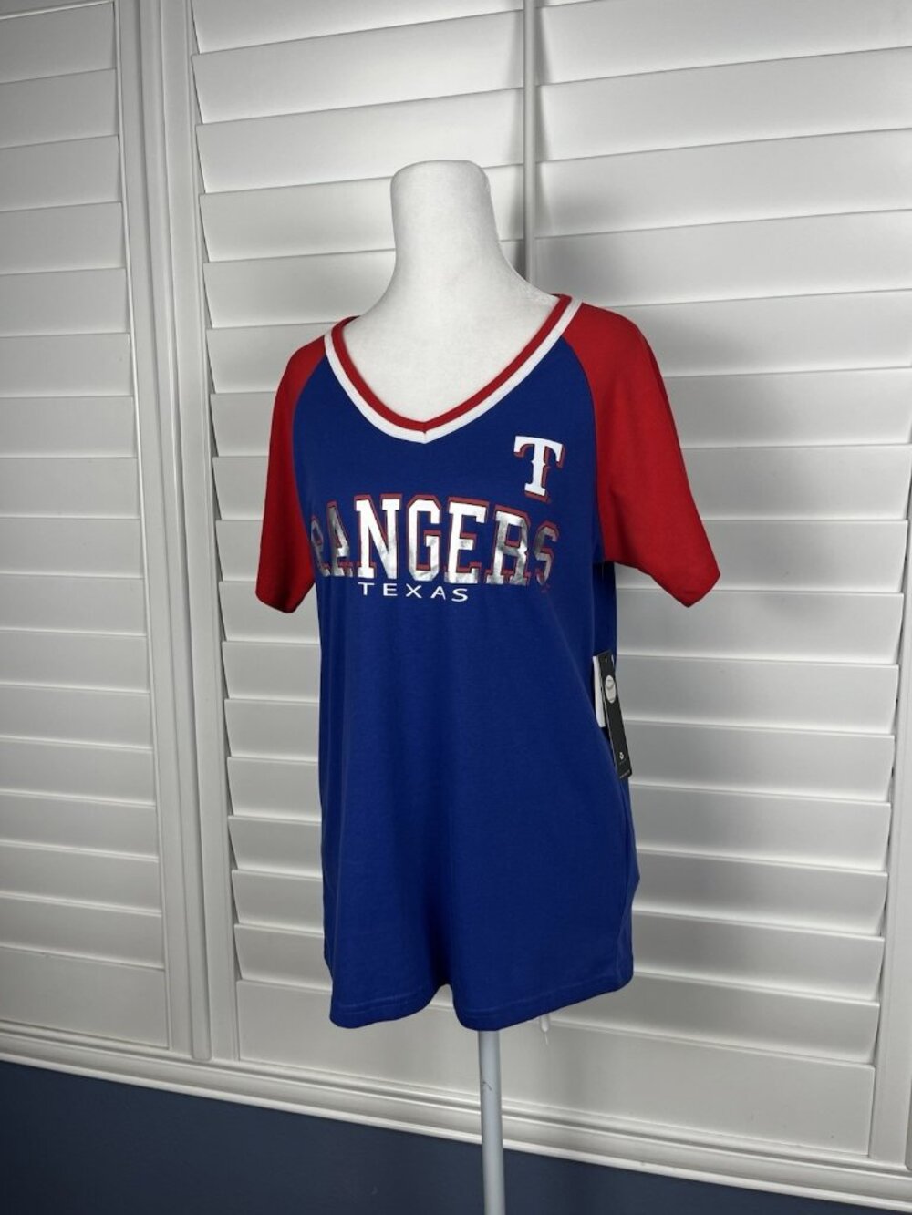 G-III 4Her Texas Rangers Women’s Medium Blue Red V-Neck T-Shirt NWT